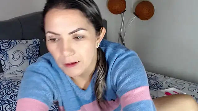 Snapshot of Chantal_hott chatting on 09.24.25 Chantal hott online show from 09.24.25