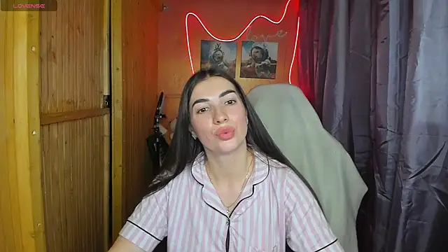 Fiery Brunette  online show from 02.18.25