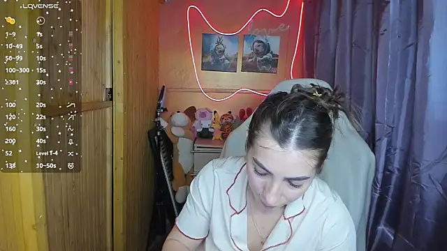 Fiery Brunette  online show from 02.25.25