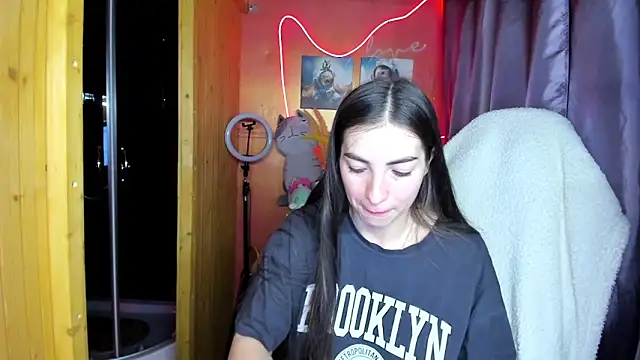 Fiery Brunette  online show from 06.04.26