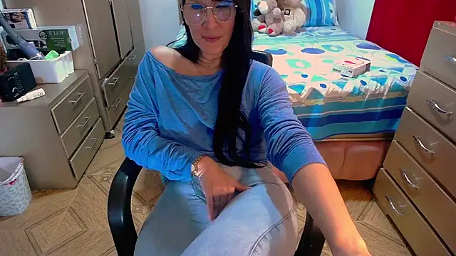 Snapshot of BitterMomXxx chatting on 02.26.25 BitterMomXxx online show from 02.26.25