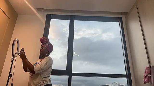 Snapshot of ChocolateCakeQueen chatting on 01.17.25 ChocolateCakeQueen online show from 01.17.25