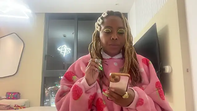 Snapshot of ChocolateCakeQueen chatting on 01.20.25 ChocolateCakeQueen online show from 01.20.25