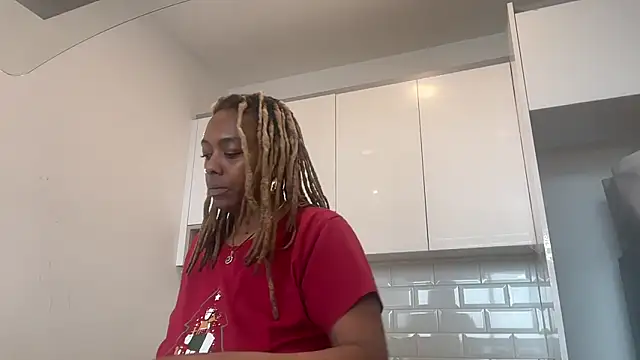 Snapshot of ChocolateCakeQueen chatting on 01.25.25 ChocolateCakeQueen online show from 01.25.25