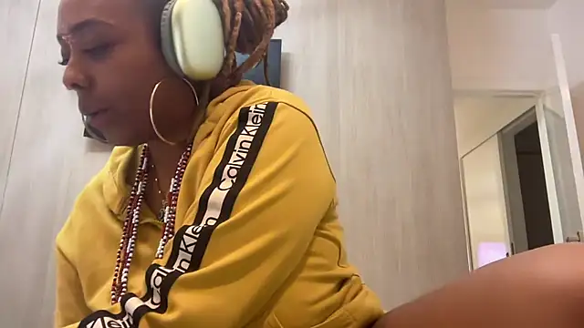 Snapshot of ChocolateCakeQueen chatting on 01.27.25 ChocolateCakeQueen online show from 01.27.25