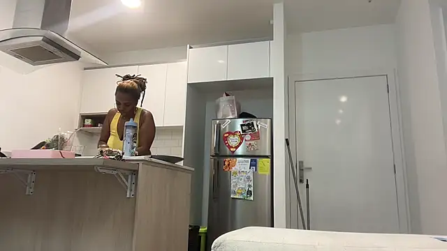 Snapshot of ChocolateCakeQueen chatting on 01.28.25 ChocolateCakeQueen online show from 01.28.25