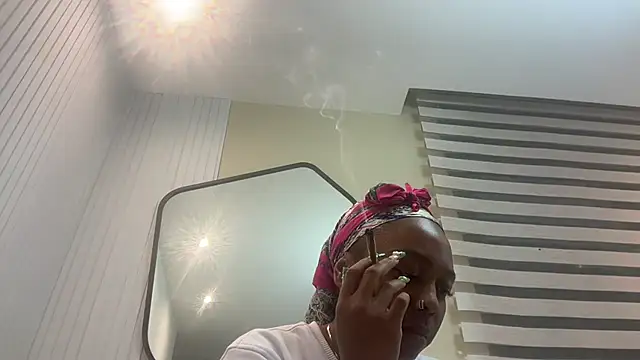 Snapshot of ChocolateCakeQueen chatting on 01.29.25 ChocolateCakeQueen online show from 01.29.25