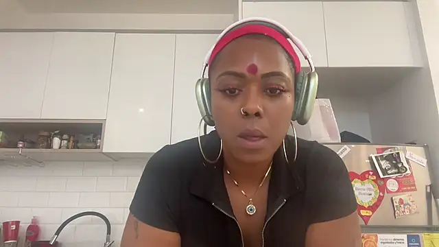 Snapshot of ChocolateCakeQueen chatting on 01.29.25 ChocolateCakeQueen online show from 01.29.25