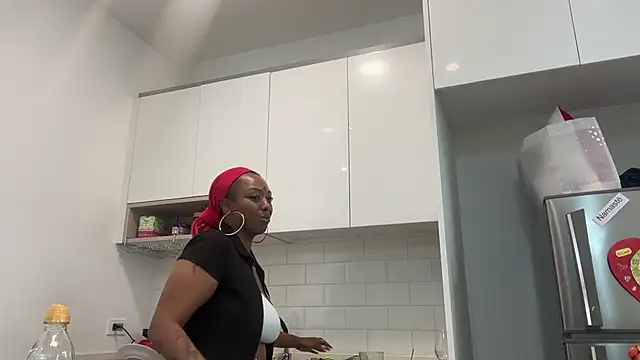 Snapshot of ChocolateCakeQueen chatting on 01.30.25 ChocolateCakeQueen online show from 01.30.25