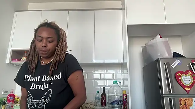 Snapshot of ChocolateCakeQueen chatting on 02.02.25 ChocolateCakeQueen online show from 02.02.25