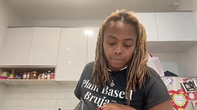 Snapshot of ChocolateCakeQueen chatting on 02.03.25 ChocolateCakeQueen online show from 02.03.25