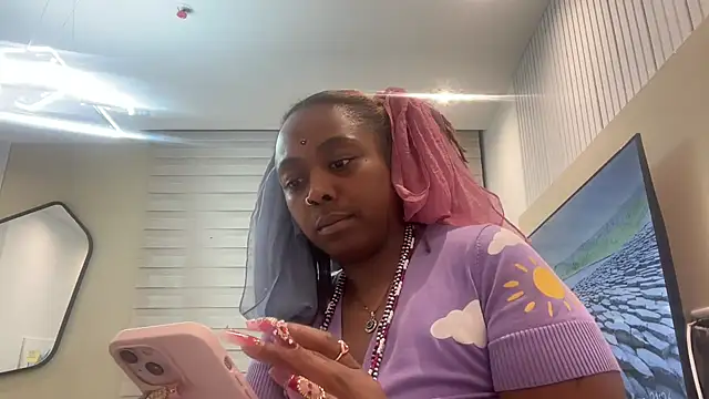 Snapshot of ChocolateCakeQueen chatting on 02.04.25 ChocolateCakeQueen online show from 02.04.25