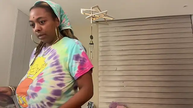 Snapshot of ChocolateCakeQueen chatting on 02.08.25 ChocolateCakeQueen online show from 02.08.25