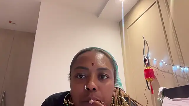 Snapshot of ChocolateCakeQueen chatting on 02.09.25 ChocolateCakeQueen online show from 02.09.25