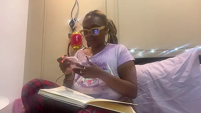 Snapshot of ChocolateCakeQueen chatting on 02.11.25 ChocolateCakeQueen online show from 02.11.25