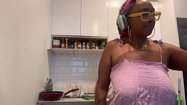 Snapshot of ChocolateCakeQueen chatting on 02.11.25 ChocolateCakeQueen online show from 02.11.25