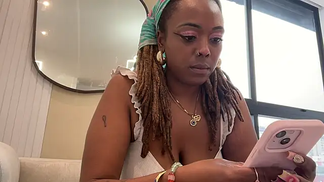 Snapshot of ChocolateCakeQueen chatting on 02.18.25 ChocolateCakeQueen online show from 02.18.25