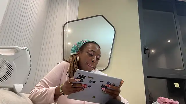 Snapshot of ChocolateCakeQueen chatting on 02.19.25 ChocolateCakeQueen online show from 02.19.25