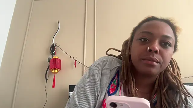 Snapshot of ChocolateCakeQueen chatting on 02.20.25 ChocolateCakeQueen online show from 02.20.25