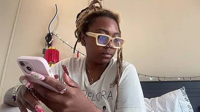 Snapshot of ChocolateCakeQueen chatting on 02.22.25 ChocolateCakeQueen online show from 02.22.25