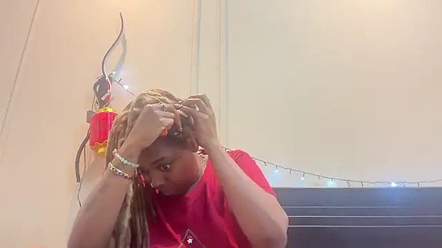 Snapshot of ChocolateCakeQueen chatting on 02.24.25 ChocolateCakeQueen online show from 02.24.25