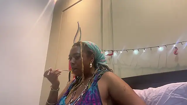 Snapshot of ChocolateCakeQueen chatting on 02.26.25 ChocolateCakeQueen online show from 02.26.25