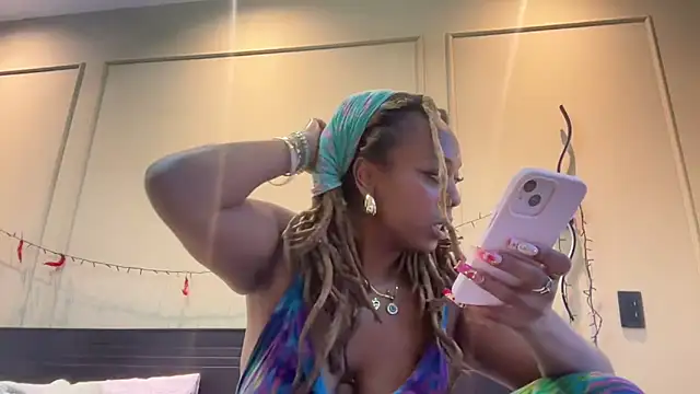 Snapshot of ChocolateCakeQueen chatting on 02.26.25 ChocolateCakeQueen online show from 02.26.25