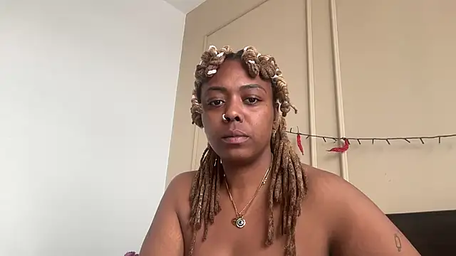 Snapshot of ChocolateCakeQueen chatting on 03.04.25 ChocolateCakeQueen online show from 03.04.25