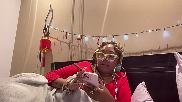 Snapshot of ChocolateCakeQueen chatting on 03.07.25 ChocolateCakeQueen online show from 03.07.25