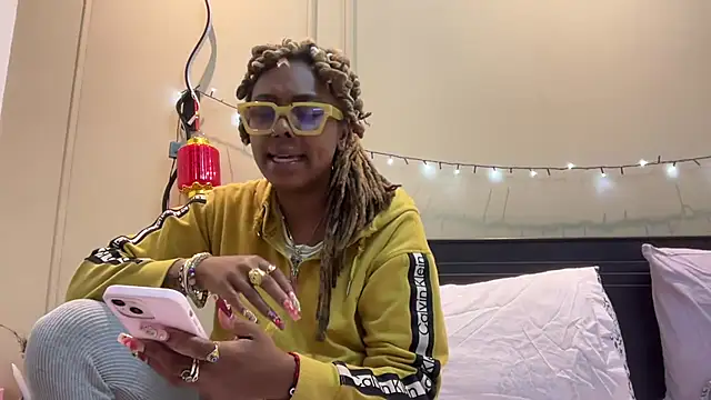 Snapshot of ChocolateCakeQueen chatting on 03.09.25 ChocolateCakeQueen online show from 03.09.25