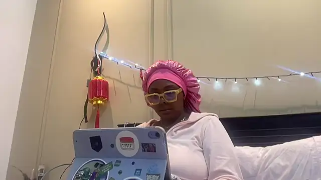 Snapshot of ChocolateCakeQueen chatting on 03.11.25 ChocolateCakeQueen online show from 03.11.25