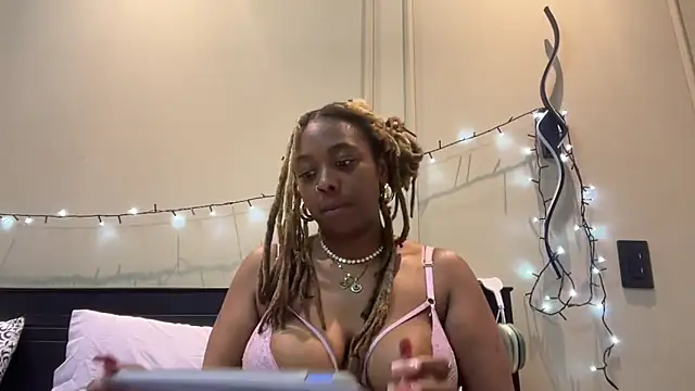 Snapshot of ChocolateCakeQueen chatting on 03.15.25 ChocolateCakeQueen online show from 03.15.25