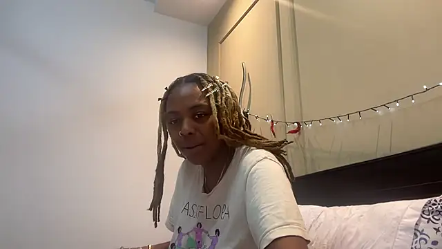 Snapshot of ChocolateCakeQueen chatting on 03.16.25 ChocolateCakeQueen online show from 03.16.25