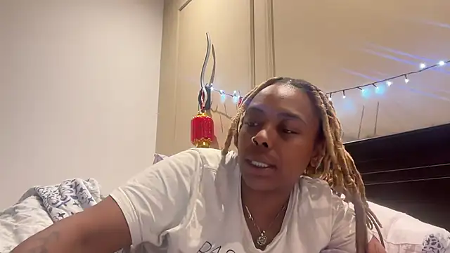 Snapshot of ChocolateCakeQueen chatting on 03.16.25 ChocolateCakeQueen online show from 03.16.25