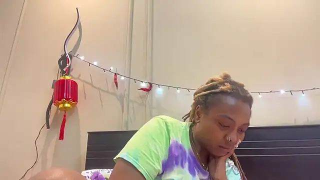 Snapshot of ChocolateCakeQueen chatting on 03.23.25 ChocolateCakeQueen online show from 03.23.25