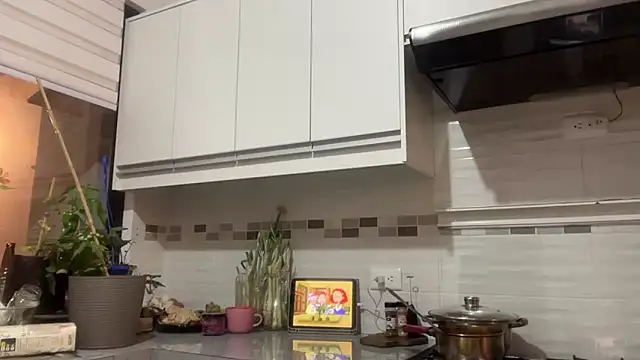 Snapshot of ChocolateCakeQueen chatting on 10.08.25 ChocolateCakeQueen online show from 10.08.25