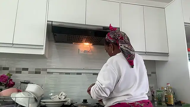 Snapshot of ChocolateCakeQueen chatting on 10.14.25 ChocolateCakeQueen online show from 10.14.25