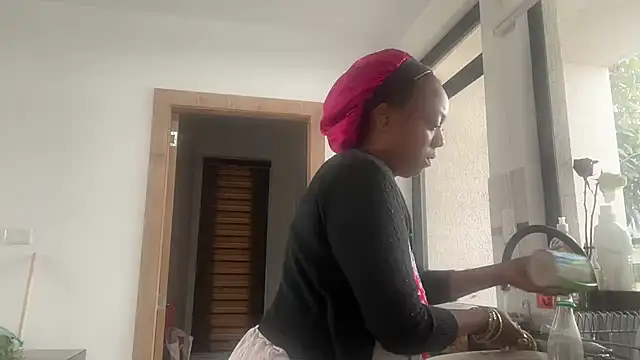 Snapshot of ChocolateCakeQueen chatting on 10.18.25 ChocolateCakeQueen online show from 10.18.25