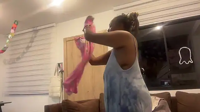 Snapshot of ChocolateCakeQueen chatting on 10.24.25 ChocolateCakeQueen online show from 10.24.25