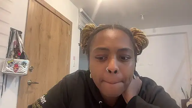 Snapshot of ChocolateCakeQueen chatting on 10.30.25 ChocolateCakeQueen online show from 10.30.25