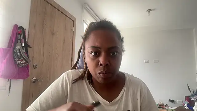 Snapshot of ChocolateCakeQueen chatting on 11.02.25 ChocolateCakeQueen online show from 11.02.25