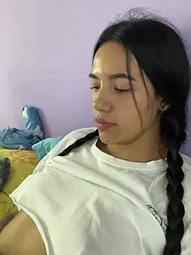 Snapshot of hannahb-e chatting on 01.16.25 hannahb-e online show from 01.16.25