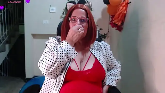 Snapshot of _samara chatting on 10.15.25 samara online show from 10.15.25