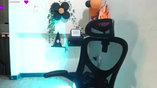 Snapshot of _samara chatting on 10.19.25 samara online show from 10.19.25