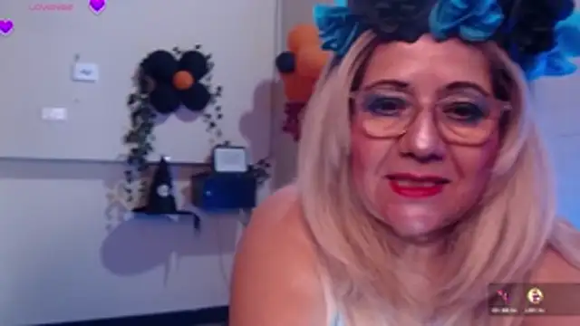 Snapshot of _samara chatting on 10.30.25 samara online show from 10.30.25