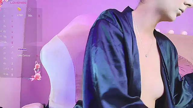 Snapshot of Keidancee chatting on 10.26.25 Keidancee online show from 10.26.25