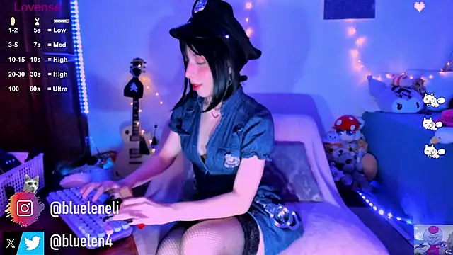 Snapshot of bluelen chatting on 01.25.25 bluelen online show from 01.25.25