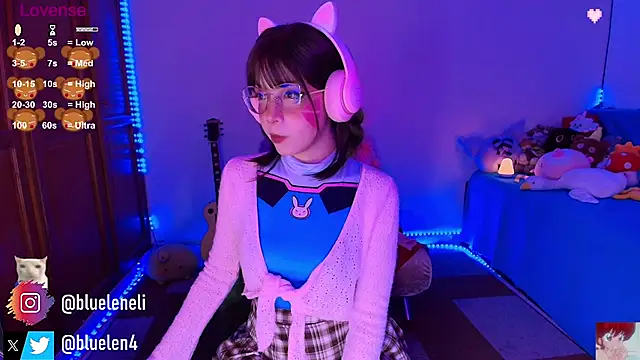 Snapshot of bluelen chatting on 09.19.25 bluelen online show from 09.19.25