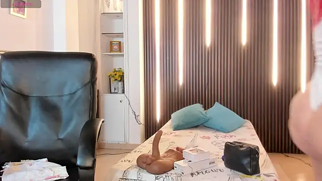 victoria mooree online show from 10.18.25