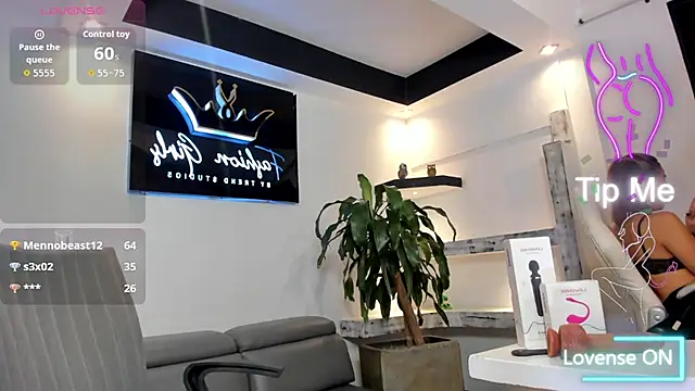 Snapshot of AnaRuiz chatting on 09.17.25 AnaRuiz online show from 09.17.25